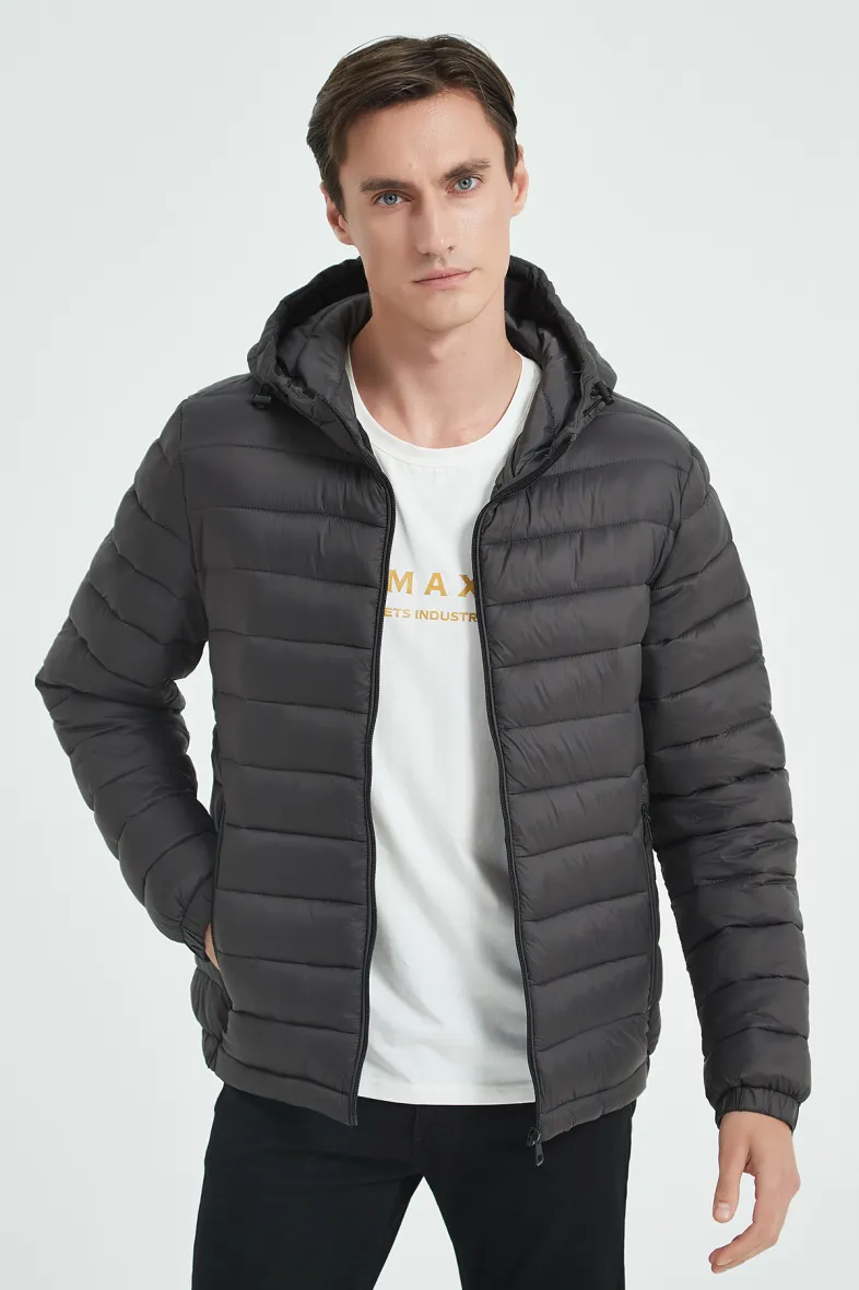 Leichte Jacke mit feiner Streifensteppung und Kapuze